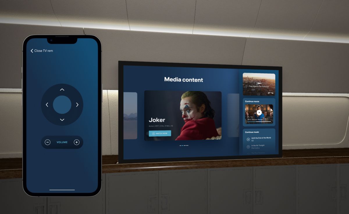 Ein Bildschirm in einer Flugzeugkabine und links daneben ein iPhone, mit dem man dessen Inhalte steuern kann.
